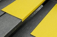 Накладка стеклопластиковая абразивная на ступени Черная, Желтая
