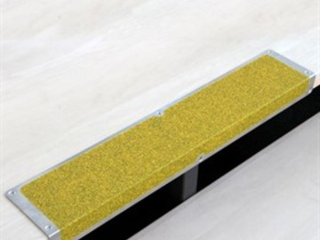 Накладка металлическая с абразивом 120x1000x45мм на ступени Желтая